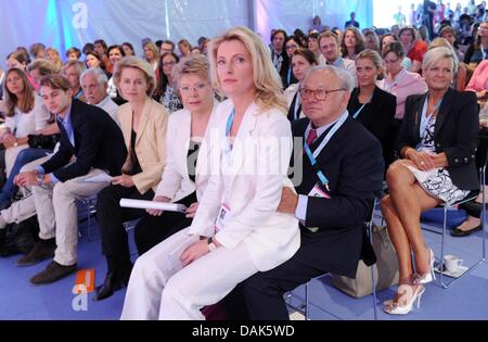 Der Verleger Hubert Burda (Vorne, R-l) Hut Auf seit Schoss Seine Frau, Schauspielerin Und Schirmherrin der Konferenz, Maria Furtwängler, sterben sind Neben Ihnen EU-Ermittlerinnen Viviane Reding Und Bundesarbeitsministerin Ursula von der Leyen (CDU) Bei der Konferenz DLD Frauen (Digital Life Design) bin (15.07.2013) in München (Bayern) in der Porzelanmanufaktur Nymphenburg einer. Sterben Sie Konferenz Widmet Sich der Zukunft von Arbeit, Gesundheit Und Bildung aus weiblichem Perspektive. Foto: Tobias Hase/Dpa +++(c) Dpa - Bildfunk +++ Stockfoto