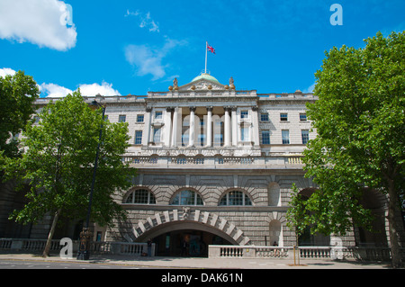 Somerset House entlang Victoria Embankment street London England Großbritannien UK Mitteleuropa Stockfoto