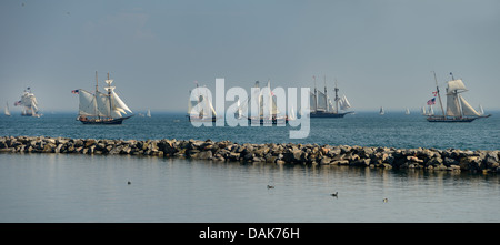 Panorama der Windjammer mit Segel im Hafen von Toronto am Lake Ontario jenseits der Wellenbrecher Stockfoto