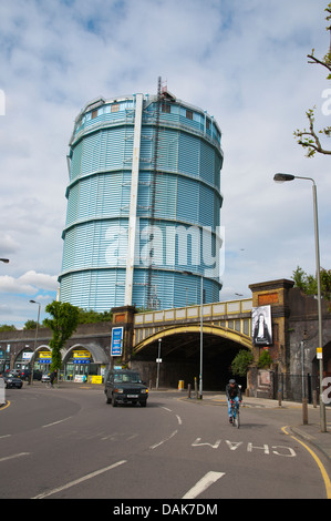 Verkehr vor Battersea Gaswerk am Queens Zirkus Kreisverkehr Battersea Bezirk London England Großbritannien UK Europe Stockfoto