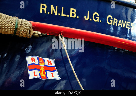 Chatham, Kent, England. Chatham Historic Dockyard. RNLI historischen Rettungsboot Sammlung. Detail des Rumpfes mit Flagge Insignien. Stockfoto