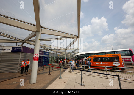 Kraftomnibussen Übertragung stoppen Flughafen London Stansted Essex, England uk Stockfoto