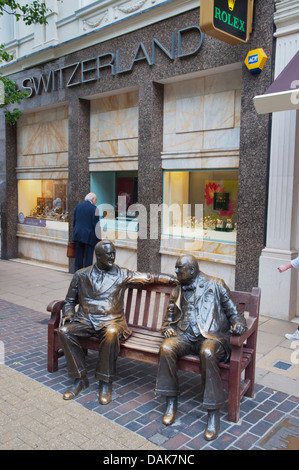 Verbündeten Skulptur (1995) von Lawrence Holofcener entlang New Bond Street Mayfair Bezirk central London England Großbritannien UK Europe Stockfoto