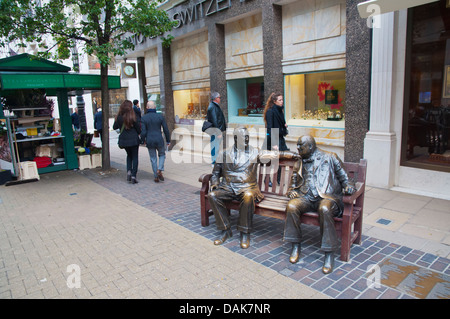 Verbündeten Skulptur (1995) von Lawrence Holofcener entlang New Bond Street Mayfair Bezirk central London England Großbritannien UK Europe Stockfoto