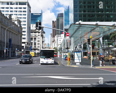 Dh Queen Street AUCKLAND NEUSEELAND Stadt verkehr Auto und Bus Britomart Transport Centre Downtown Stockfoto