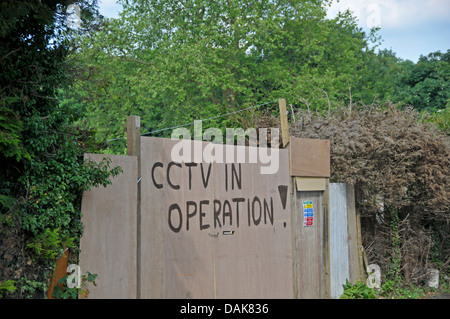 CCTV-Zeichen auf der Baustelle. Surrey, England Stockfoto