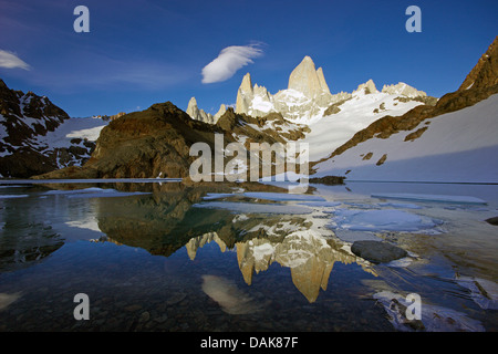 Fitz Roy und Laguna de Los Tres mit Eisschollen im Morgenlicht, Nationalpark Los Glaciares, Anden, Patagonien, Argentinien Stockfoto