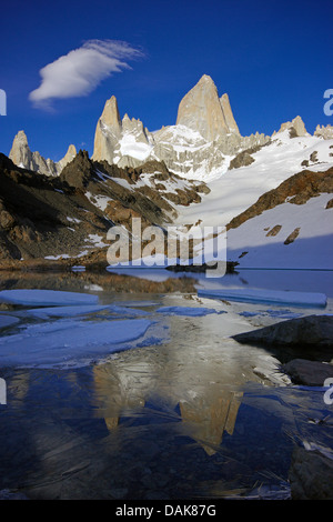 Fitz Roy und Laguna de Los Tres mit Eisschollen im Morgenlicht, Nationalpark Los Glaciares, Anden, Patagonien, Argentinien Stockfoto