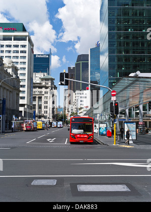 dh Queen Street AUCKLAND NEW ZEALAND City Verkehr Auto und Bus Britomart Transport Center City Link roten Busbahnhof Stockfoto