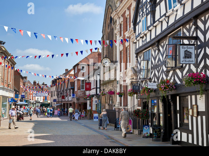 Historische Gebäude, darunter die Guildhall Donegal Haus (Gemeindeverwaltung) und Tudor von Lichfield Café Bohrung Straße Lichfield UK Stockfoto