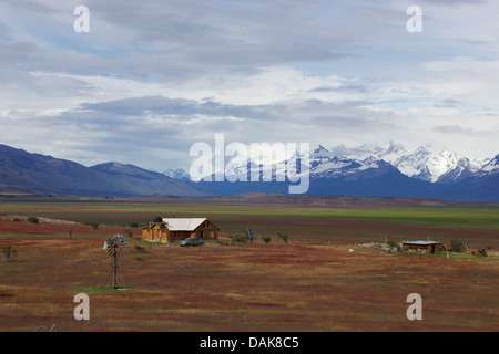 Landschaft zwischen El Calafate und Perito-Moreno-Gletscher, Berge im Hintergrund der Nationalpark Los Glaciares, Argentinien, Patagonien, Anden, der Nationalpark Los Glaciares Stockfoto