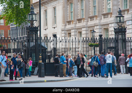 Menschen vor den Toren der Downing Street Prime Minister Wohnort London England Großbritannien UK Europe Stockfoto