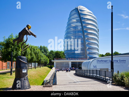 Astronaut Modell außerhalb des Zentrums von The National Space Rocket Tower Leicester Leicestershire England UK GB EU Europa Stockfoto
