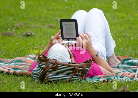 Person mit einem Kindle-tablet Stockfoto