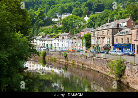 Matlock Bath Stadtzentrum mit Geschäften und Cafés entlang des Flusses Derwent North Parade Derbyshire England UK GB EU Europa Stockfoto