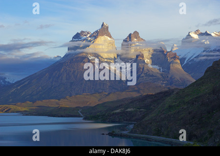 Cuernos del Paine und Lago Pehoe in den Morgen, Chile, Patagonien, Torres del Paine Nationalpark Stockfoto