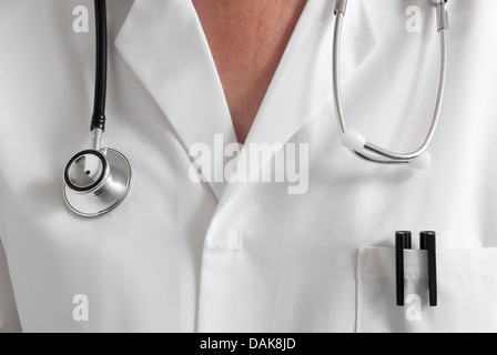 Ärztin im weißen Kittel mit Stethoskop um Hals Stockfoto