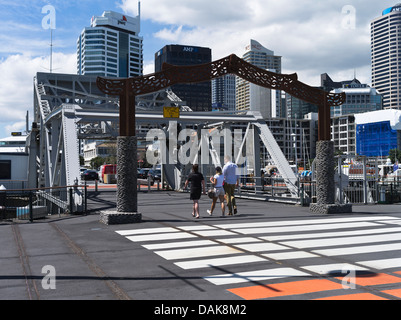 dh Viaduct Basin AUCKLAND Neuseeland Menschen zu Fuß Auckland Hafen am Wasser Stockfoto