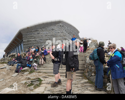 Eine Menge Leute außerhalb Mount Snowdon Gipfel Café Hafod Eryri an einem Sommer-Wochenende im Snowdonia National Park North Wales UK Stockfoto