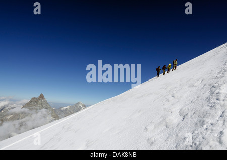 Kletterer am Berg Breithorn (4164m), Matterhorn im Hintergrund, Zermatt, Valais, Schweizer Alpen, Schweiz, Europa Stockfoto