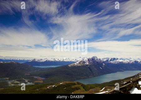 Blick vom Cerro Guanako auf Lago Roca und einem Fjord in Richtung von Darwinkordillera, Chile, Feuerland, Nationalpark Tierra Del Fuego Stockfoto