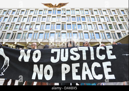 Grosvenor Square, London, UK. 15. Juli 2013. Eine Gruppe von Trayvon Martin Anhänger inszenieren einen Protest außerhalb der US-Botschaft in London, nach George Zimmerman nicht seines Mordes für schuldig befunden wurde. Bildnachweis: Matthew Chattle/Alamy Live-Nachrichten Stockfoto