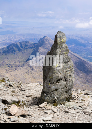 Stein-Marker an Spitze der Watkin Pfad auf Mt Snowdon mit Blick auf Y Lliwedd in Snowdon Horseshoe in Berge von Snowdonia Wales UK Stockfoto