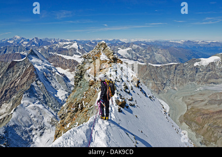 Bergsteiger auf dem Gipfel des Matterhorn (4478m), Zermatt, Schweizer Alpen, Schweiz, Europa (MR) Stockfoto