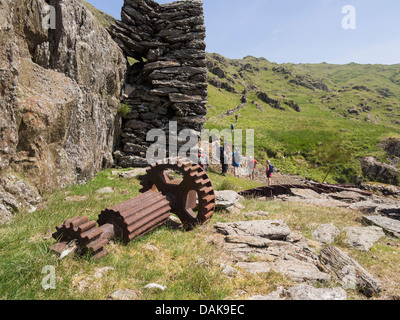 Alten Mine Funktionsweise und Wanderer unter Y Lliwedd auf Weg zu Gallt y Wenallt in Bergen von Snowdonia im Sommer North Wales UK Stockfoto