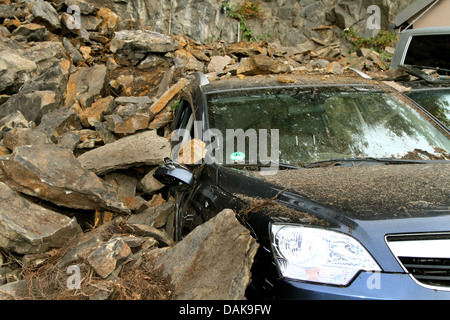 Totalschaden eines Autos durch einen Felsen Bremsen aus Deutschland Stockfoto