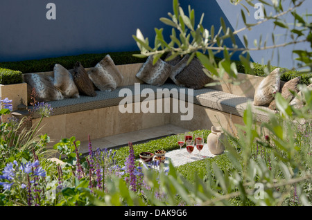 Versunkene Sitzbereich im Garten Schichten & Links am RHS Hampton Court Palace Flower Show 2013 Stockfoto