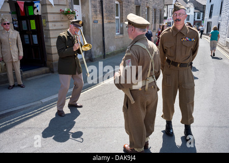 Teilnehmer an einem Wochenende der 1940er Jahre in Ingleton, North Yorkshire, UK, Juli 2013 als Mitglieder der Homeguard und US-Offizier verkleidet Stockfoto