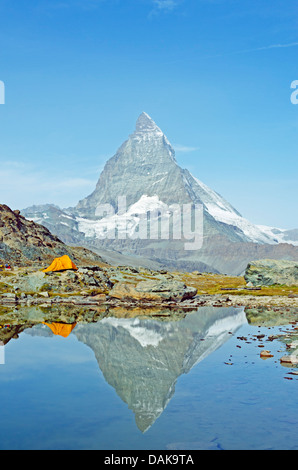 Camping am Rifelsee See in der Nähe von The Matterhorn (4478m), Zermatt, Schweizer Alpen, Schweiz, Europa Stockfoto