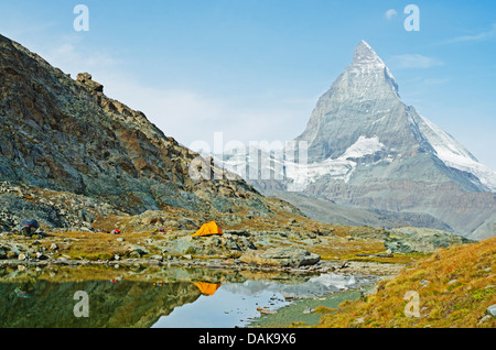 Camping am Rifelsee See in der Nähe von The Matterhorn (4478m), Zermatt, Schweizer Alpen, Schweiz, Europa Stockfoto