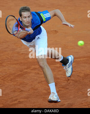 Hamburg, Deutschland. 15. Juli 2013. Deutsche Tennisspielerin Florian Mayer spielt den Ball in der ersten Runde Tennis-Match gegen Davydenko aus Russland beim ATP Turnier in Hamburg, Deutschland, 15. Juli 2013. Foto: AXEL HEIMKEN/Dpa/Alamy Live News Stockfoto