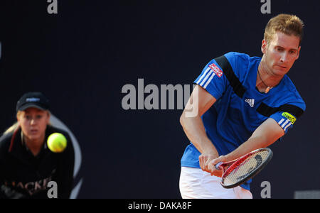 Hamburg, Deutschland. 15. Juli 2013. Deutsche Tennisspielerin Florian Mayer spielt den Ball in der ersten Runde Tennis-Match gegen Davydenko aus Russland beim ATP Turnier in Hamburg, Deutschland, 15. Juli 2013. Foto: AXEL HEIMKEN/Dpa/Alamy Live News Stockfoto