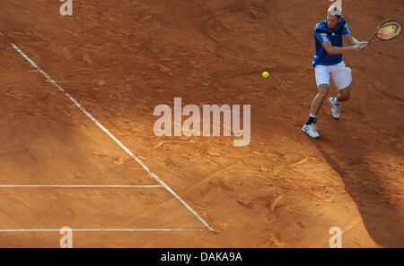 Hamburg, Deutschland. 15. Juli 2013. Deutsche Tennisspielerin Florian Mayer spielt den Ball in der ersten Runde Tennis-Match gegen Davydenko aus Russland beim ATP Turnier in Hamburg, Deutschland, 15. Juli 2013. Foto: AXEL HEIMKEN/Dpa/Alamy Live News Stockfoto