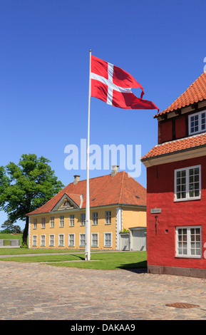 Dänische Flagge von Kasernen und Kommandantenhaus in befestigten Kastellet oder Frederikshavn Zitadelle in Kopenhagen, Seeland, Dänemark Stockfoto