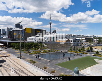 dh Wynyard Quarter AUCKLAND NEW ZEALAND Menschen Auckland Waterfront Planschbecken und moderne Skulptur Stockfoto