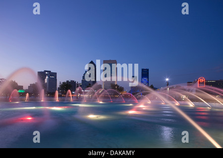 FREUNDSCHAFT BRUNNEN (© TAYLOR HARDWICK 1963) ST. JOHNS RIVER PARK SKYLINE VON DOWNTOWN JACKSONVILLE FLORIDA USA Stockfoto