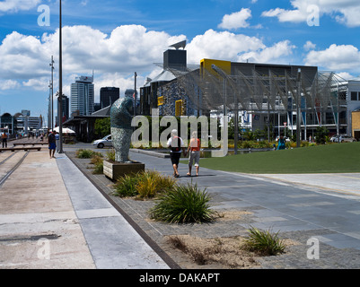 dh Wynyard Quarter AUCKLAND NEW ZEALAND paar walking Auckland Waterfront Planschbecken und moderne Skulptur Stockfoto