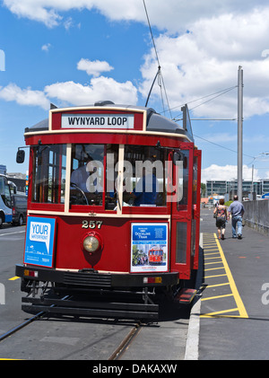 dh Straßenbahnen Wynyard Quartal AUCKLAND Neuseeland Passenger boarding Wynyard Schleife Straßenbahn am Straßenbahnhaltestelle Stockfoto