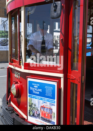 dh Wynyard Quarter AUCKLAND NEW ZEALAND Straßenbahnfahrer Wynyard Schleife Straßenbahn Stockfoto