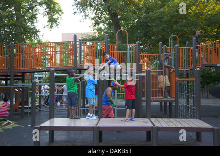 Kinder vergnügen sich auf dem Spielplatz im Prospect Park, Brooklyn, NY Stockfoto