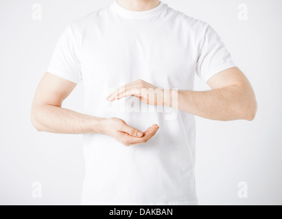 Mans Hände zeigen etwas Stockfoto