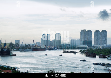 Ho-Chi-Minh-Stadt (Saigon), Vietnam - Saigon-River und die Skyline der Stadt Stockfoto