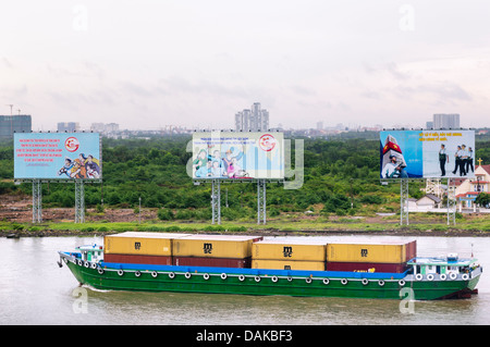 Ho-Chi-Minh-Stadt (Saigon), Vietnam - Container Frachtschiff auf dem Saigon-Fluss Stockfoto