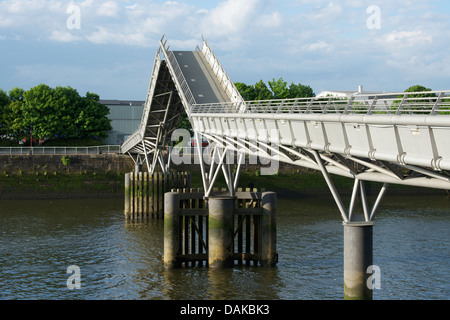 Die beiden Basküle eingeworben auf der Millennium Bridge, Glasgow, Flussschifffahrt passieren zu lassen. Stockfoto