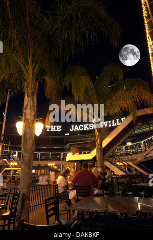 OUTDOOR-CAFE JACKSONVILLE LANDING NORDUFER WATERFRONT JACKSONVILLE FLORIDA USA Stockfoto