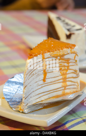 Nahaufnahme orange Crêpe Kuchen auf weißen Teller Stockfoto